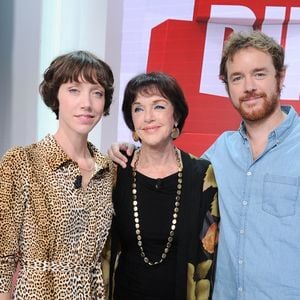 Anny Duperey entouree par ses enfants Sara Giraudeau et Gaël Giraudeau à l'Enregistrement de l'émission Vivement dimanche au studio Gabriel, présentée par M.Drucker et diffusée sur France 3 le 15 octobre 2023. © Guillaume Gaffiot / Bestimage