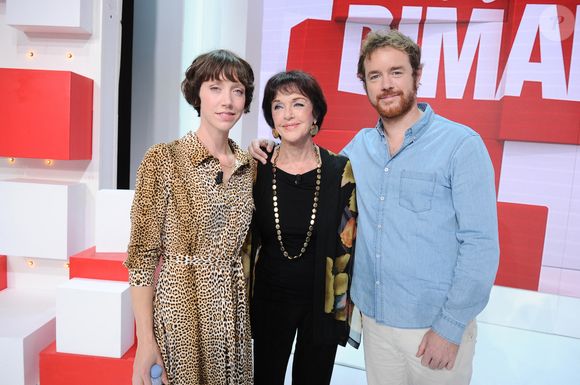 Anny Duperey entouree par ses enfants Sara Giraudeau et Gaël Giraudeau à l'Enregistrement de l'émission Vivement dimanche au studio Gabriel, présentée par M.Drucker et diffusée sur France 3 le 15 octobre 2023. © Guillaume Gaffiot / Bestimage