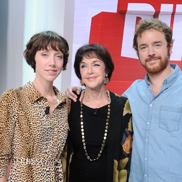 Anny Duperey entouree par ses enfants Sara Giraudeau et Gaël Giraudeau à l'Enregistrement de l'émission Vivement dimanche au studio Gabriel, présentée par M.Drucker et diffusée sur France 3 le 15 octobre 2023. © Guillaume Gaffiot / Bestimage
