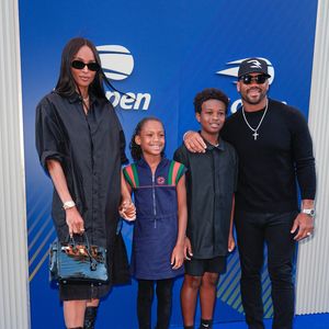 Déjà mère de quatre enfants, la star de R&B agrandit encore son foyer.

Russell Wilson, Ciara et leurs enfants au US Open de Tennis, le 30 août 2025. 

© Bestimage