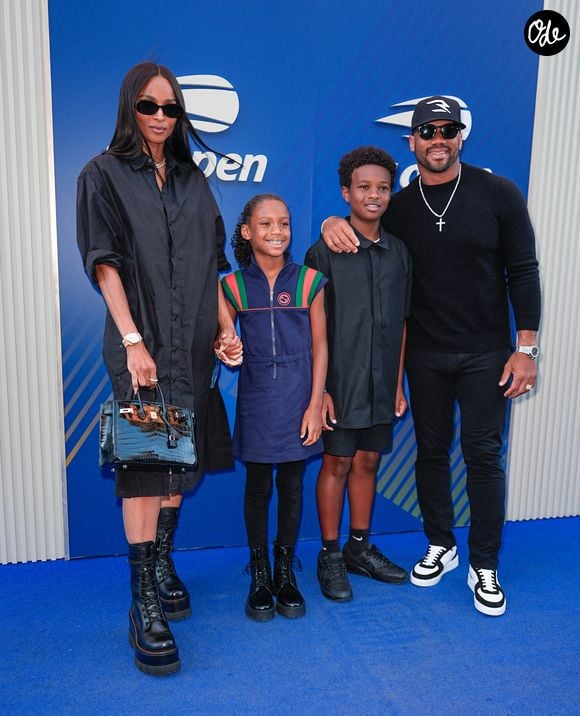 Déjà mère de quatre enfants, la star de R&B agrandit encore son foyer.

Russell Wilson, Ciara et leurs enfants au US Open de Tennis, le 30 août 2025. 

© Bestimage