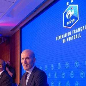 Ce dernier est un habitué du sport de haut niveau, puisqu'il a déjà exercé ses talents auprès des footballeurs du Benfica Lisbonne et des basketteurs de Nanterre.

L'ancien international français de football Zinédine Zidane (à droite) s'exprime aux côtés du président de la Fédération française de football, Philippe Diallo (à gauche), lors d'une conférence de presse visant à le présenter comme le nouveau sélectionneur de l'équipe de France, au siège de la Fédération française de football (FFF) à Paris, le 28 juillet 2026. © Baptiste Autissier/PsnewZ/Bestimage