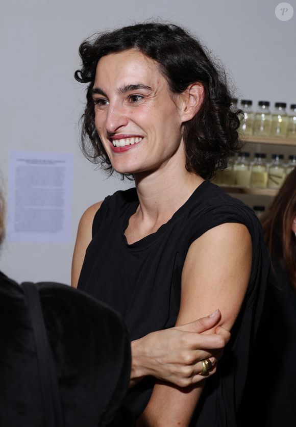 Nine d'Urso (fille de I. de la Fressange) - Vernissage de l'exposition "Wonderland" de Nine d'Urso à la galerie Basia Embiricos (14 rue des jardins Saint-Paul 75004 Paris) à Paris le 12 octobre 2023 © Denis Guignebourg/Bestimage