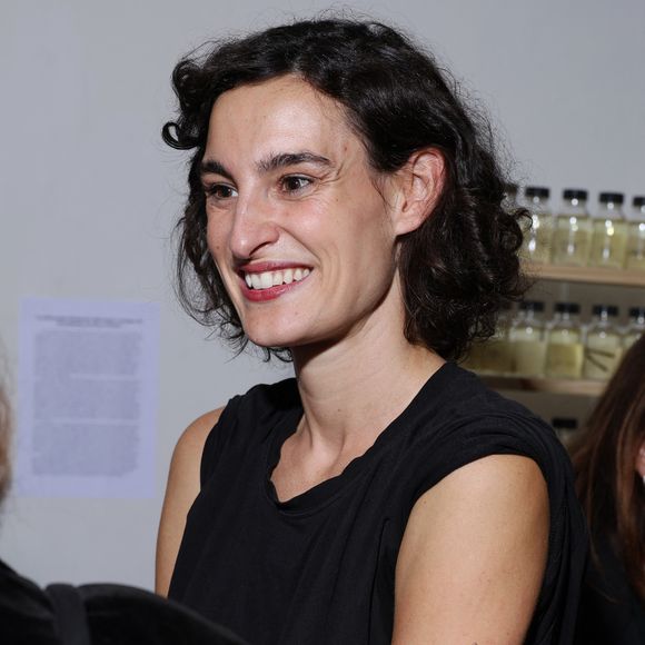 Nine d'Urso (fille de I. de la Fressange) - Vernissage de l'exposition "Wonderland" de Nine d'Urso à la galerie Basia Embiricos (14 rue des jardins Saint-Paul 75004 Paris) à Paris le 12 octobre 2023 © Denis Guignebourg/Bestimage