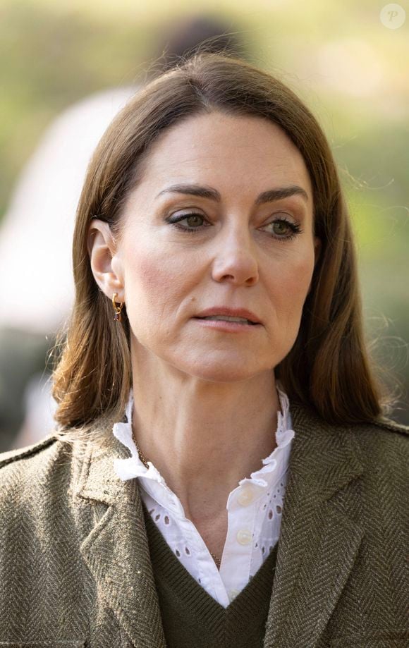 "Le monde entier regorgent de chiots désespérés d’une seconde chance dans un foyer aimant", ont-ils confié.

Kate Middleton visite la forêt communautaire d'Ardura, en Ecosse, Royaume Uni, le 30 avril 2025.

Photo : Dana Pres s/ Bestimage