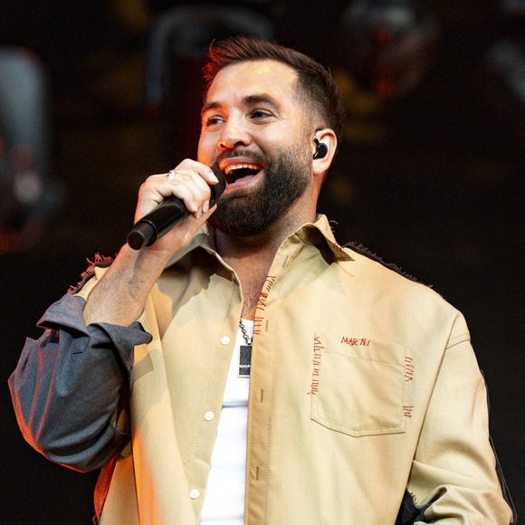 Kendji Girac en concert lors du festival de musique du Printemps de Perouges au Chateau de Saint-Maurice-de-Remens le 29 juin 2025. © Sandrine Thesillat / PsNewZ / Bestimage