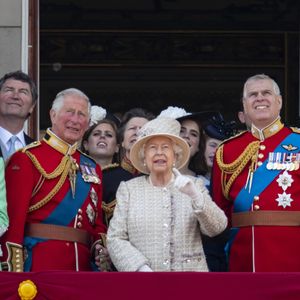 Mais il n'en serait finalement rien !
Camilla Parker Bowles, duchesse de Cornouailles, le prince Charles, prince de Galles, la reine Elisabeth II d’Angleterre, le prince Andrew, duc d’York, le prince Harry, duc de Sussex, et Meghan Markle, duchesse de Sussex, la princesse Beatrice d’York, la princesse Eugenie d’York, la princesse Anne, isla Phillips, James Mountbatten-Windsor, vicomte Severn - La famille royale au balcon du palais de Buckingham lors de la parade Trooping the Colour 2019, célébrant le 93ème anniversaire de la reine Elisabeth II, Londres, le 8 juin 2019.EXPRESS SYNDICATION / BESTIMAGE