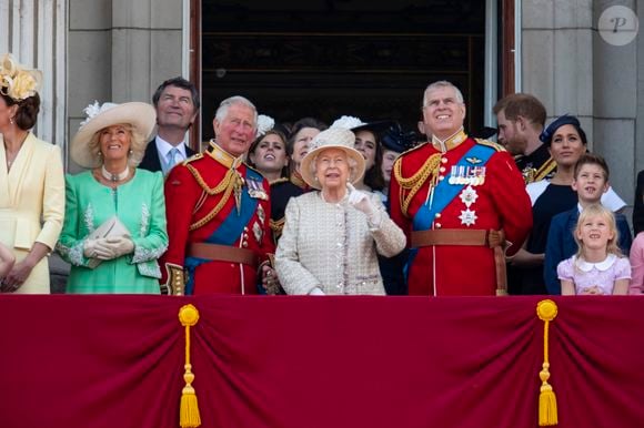 Mais il n'en serait finalement rien !
Camilla Parker Bowles, duchesse de Cornouailles, le prince Charles, prince de Galles, la reine Elisabeth II d’Angleterre, le prince Andrew, duc d’York, le prince Harry, duc de Sussex, et Meghan Markle, duchesse de Sussex, la princesse Beatrice d’York, la princesse Eugenie d’York, la princesse Anne, isla Phillips, James Mountbatten-Windsor, vicomte Severn - La famille royale au balcon du palais de Buckingham lors de la parade Trooping the Colour 2019, célébrant le 93ème anniversaire de la reine Elisabeth II, Londres, le 8 juin 2019.EXPRESS SYNDICATION / BESTIMAGE