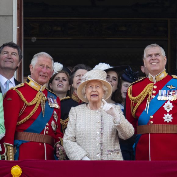 Mais il n'en serait finalement rien !
Camilla Parker Bowles, duchesse de Cornouailles, le prince Charles, prince de Galles, la reine Elisabeth II d’Angleterre, le prince Andrew, duc d’York, le prince Harry, duc de Sussex, et Meghan Markle, duchesse de Sussex, la princesse Beatrice d’York, la princesse Eugenie d’York, la princesse Anne, isla Phillips, James Mountbatten-Windsor, vicomte Severn - La famille royale au balcon du palais de Buckingham lors de la parade Trooping the Colour 2019, célébrant le 93ème anniversaire de la reine Elisabeth II, Londres, le 8 juin 2019.EXPRESS SYNDICATION / BESTIMAGE