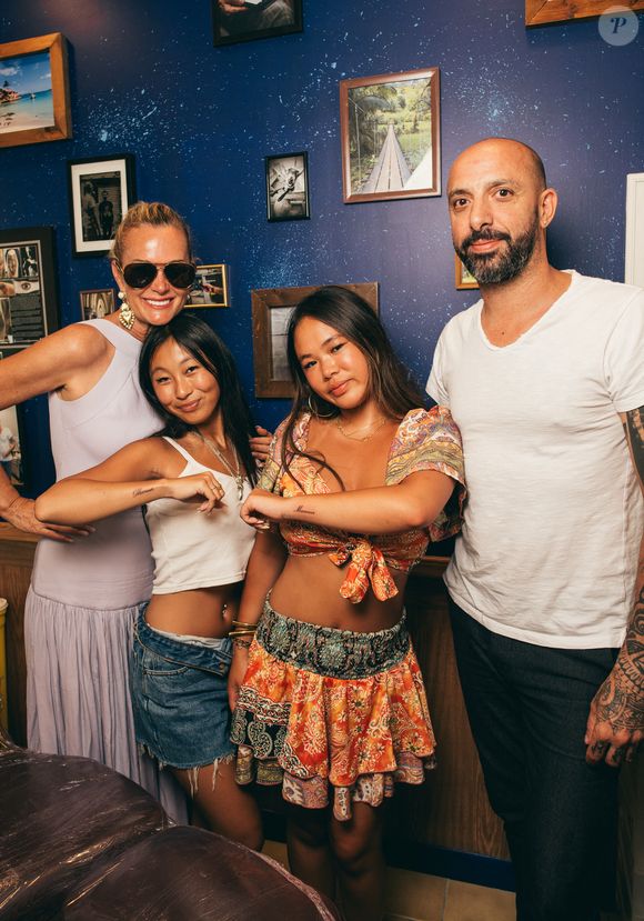 Jade et Joy, les filles de Laeticia Hallyday, sont allées se faire tatouer "Mamour" en hommage à l'histoire d'amour de leurs parents. Laeticia a toujours appelé Johnny "Mamour". Saint Barthélemy, le 14 août 2025 
© Sam Delpech / Bestimage