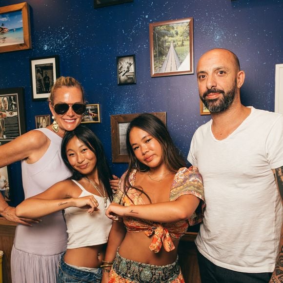 Jade et Joy, les filles de Laeticia Hallyday, sont allées se faire tatouer "Mamour" en hommage à l'histoire d'amour de leurs parents. Laeticia a toujours appelé Johnny "Mamour". Saint Barthélemy, le 14 août 2025 
© Sam Delpech / Bestimage