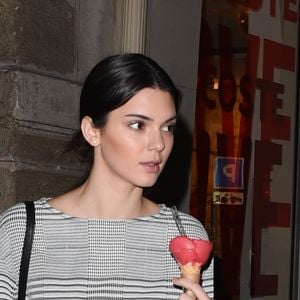 Kris Jenner et sa fille Kendall vont dîner au restaurant puis vont acheter une glace à Paris, le 24 septembre 2014. Agence / Bestimage