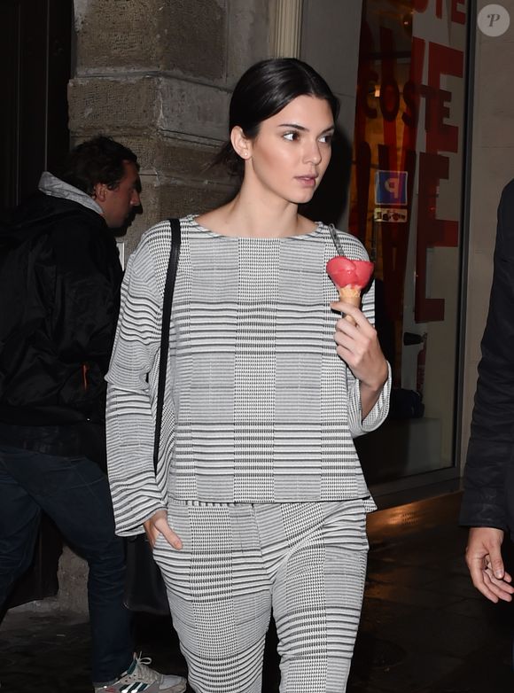 Kris Jenner et sa fille Kendall vont dîner au restaurant puis vont acheter une glace à Paris, le 24 septembre 2014. Agence / Bestimage