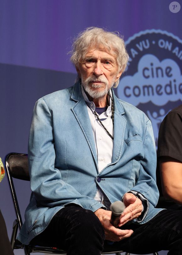 Son dernier film, "L’homme qui a vu l’ours qui a vu l’homme", sort en salles en septembre, et marque son retour derrière la caméra après plusieurs années.


Exclusif - Pierre Richard sur scène lors de la présentation de son film "L'homme qui a vu l'ours qui a vu l'homme" au festival "Ciné Comédies" à Lens-Liévin. © Denis Guignebourg/Bestimage