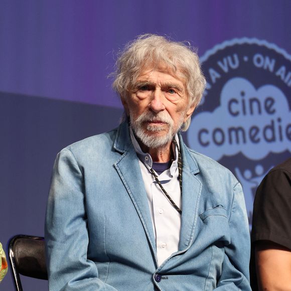 Son dernier film, "L’homme qui a vu l’ours qui a vu l’homme", sort en salles en septembre, et marque son retour derrière la caméra après plusieurs années.


Exclusif - Pierre Richard sur scène lors de la présentation de son film "L'homme qui a vu l'ours qui a vu l'homme" au festival "Ciné Comédies" à Lens-Liévin. © Denis Guignebourg/Bestimage