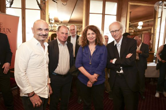 Exclusif - Richard Malka a reçu le Prix de La Revue des Deux Mondes 2025 des mains de Aurélie Julia et de Marc Ladreit de Lacharrière,  en présence de Luce Perrot, Valérie Toranian, Franz-Olivier Giesbert, Emmanuel Chain, Emmanuel Kasarhérou, et de nombreux invités au Bistrot de Paris. Paris, France, le 03 juin 2025. © Jack Tribeca / Bestimage