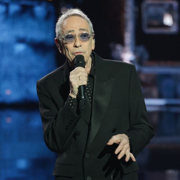 "Je ne voulais pas que l'on me plaigne. J'étais malade au même moment que Johnny Hallyday et, franchement, savoir qu'il se battait contre un cancer comme moi ne me rassurait pas du tout sur mes chances de guérison", a-t-il ajouté.

Alain Chamfort  - Cérémonie de la 40ème édition des Victoires de la Musique à la Seine Musicale à Boulogne-Billancourt, France, le 14 février 2025. © Coadic Guirec/Bestimage