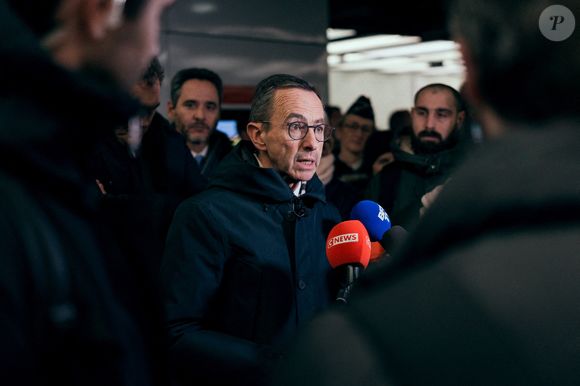 Bruno Retailleau s'adressant à la presse à la station de métro Chatelet-Les Halles à Paris le 6 janvier 2025, lors d'une visite dans le métro souterrain de Paris pour inspecter les mesures de sécurité dans les transports publics. Photo par Alexis Jumeau/ABACAPRESS.COM