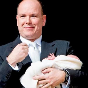 Le Prince Albert II de Monaco présente l'un de ses bébés jumeaux, la Princesse Gabriella et le Prince Jacques, au public depuis le balcon du Palais Princier à Monaco le 7 janvier 2015. Il s'agit de la première apparition publique des jumeaux royaux. Cette date a été déclarée jour férié dans la Principauté. Jacques, prince héréditaire de Monaco, est désormais le premier à succéder à son père, le prince Albert II. Photo by Robin Utrecht/ABACAPRESS.COM