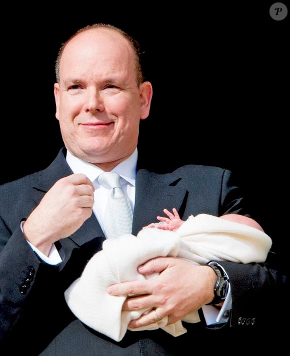 Le Prince Albert II de Monaco présente l'un de ses bébés jumeaux, la Princesse Gabriella et le Prince Jacques, au public depuis le balcon du Palais Princier à Monaco le 7 janvier 2015. Il s'agit de la première apparition publique des jumeaux royaux. Cette date a été déclarée jour férié dans la Principauté. Jacques, prince héréditaire de Monaco, est désormais le premier à succéder à son père, le prince Albert II. Photo by Robin Utrecht/ABACAPRESS.COM