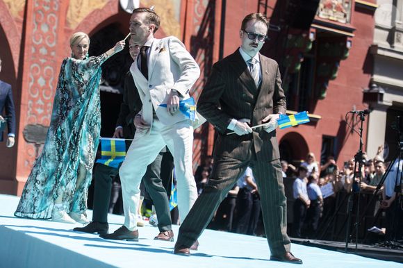 Les candidats suédois de KAJ sur le Tapis turquoise de l'Eurovision, le 11 mai 2025, à Bâle, en Suisse. © Baden Roth/ZUMA Press Wire