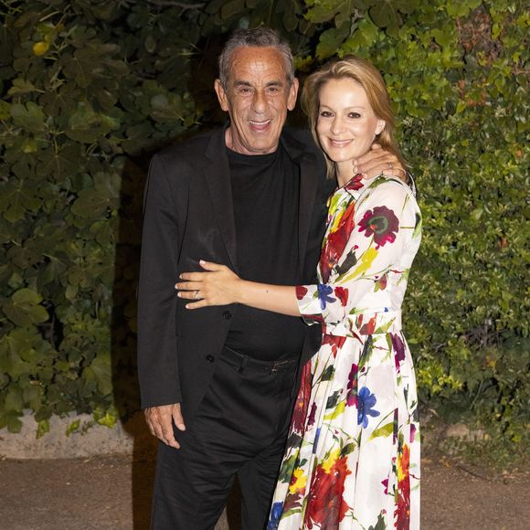 Exclusif - Thierry Ardisson et sa femme Audrey Crespo-Mara - Véronique Sanson en concert à l'occasion de la présentation de sa tournée "Hasta Luego" au théâtre de Verdure lors du festival de Ramatuelle le 1er aout 2023. © Cyril Bruneau / Festival de Ramatuelle / Bestimage