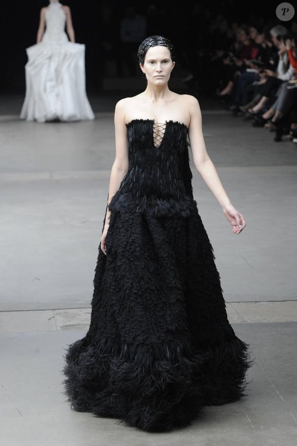 Défilé Alexander McQueen présenté à Paris le 8 mars 2011
