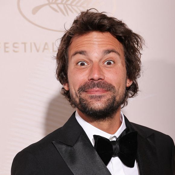 Le chroniqueur de C à vous ne s'est pas gêné pour taquiner la journaliste : "C'était donc le tout premier 20h pour la nouvelle star de l'info. Et non, je ne parle pas de Léa Salamé".

Bertrand Chameroy - Photocall du dîner lors du 78ème Festival International du Film de Cannes le 13 mai 2025.
© Moreau / Borde / Jacovides / Bestimage