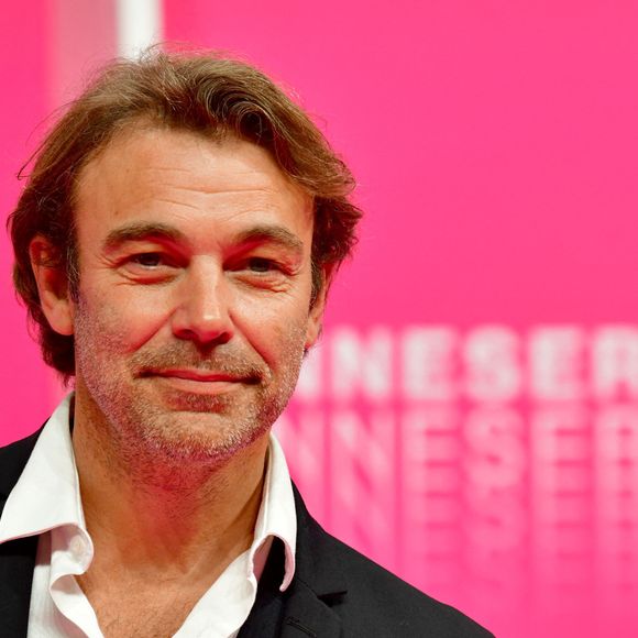 En effet, il confie en interview avoir été recruté pour interpréter un nouveau personnage dans le feuilleton "Un si grand soleil" sur France 3.

Patrick Puydebat  au photocall de la seconde soirée du  festival Canneseries saison 3 au Palais des Festivals à Cannes, le 10 octobre 2020. 


© Bruno Bebert / Bestimage