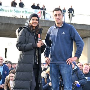 l'animatrice de l'émission "L'amour est dans le pré", Karine Le Marchand, a amené près de 200 croissants aux agriculteurs sur un barrage sur l'autoroute A4 aux portes de Paris, pour leur affirmer son soutien. Le 29 janvier 2024. © Pierre Perusseau - Jeremy Melloul / Bestimage