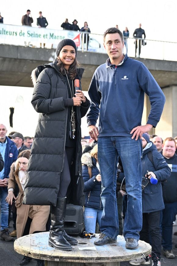 l'animatrice de l'émission "L'amour est dans le pré", Karine Le Marchand, a amené près de 200 croissants aux agriculteurs sur un barrage sur l'autoroute A4 aux portes de Paris, pour leur affirmer son soutien. Le 29 janvier 2024. © Pierre Perusseau - Jeremy Melloul / Bestimage