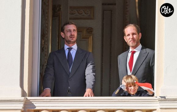 Avec Pierre et Andrea Casiraghi, elle développe aujourd’hui un ambitieux projet consacré à l’histoire des Grimaldi.

Pierre Casiraghi, Maximilian Casiraghi et Andrea Casiraghi - La famille princière de Monaco au balcon du palais, à l'occasion de la Fête Nationale de Monaco, le 19 novembre 2024. © Jacovides-Bebert/Bestimage