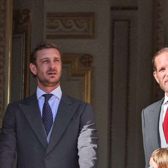 Avec Pierre et Andrea Casiraghi, elle développe aujourd’hui un ambitieux projet consacré à l’histoire des Grimaldi.

Pierre Casiraghi, Maximilian Casiraghi et Andrea Casiraghi - La famille princière de Monaco au balcon du palais, à l'occasion de la Fête Nationale de Monaco, le 19 novembre 2024. © Jacovides-Bebert/Bestimage