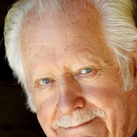 C'est un drame, que Pierre Bellemare lui-même aurait pu raconter, à la radio ou à la télévision, lors des émissions de faits divers dont il avait le secret.

Pierre Bellemare pose dans sa maison de campagne près de Bergerac, Dordogne, France. © Patrick Bernard/Bestimage