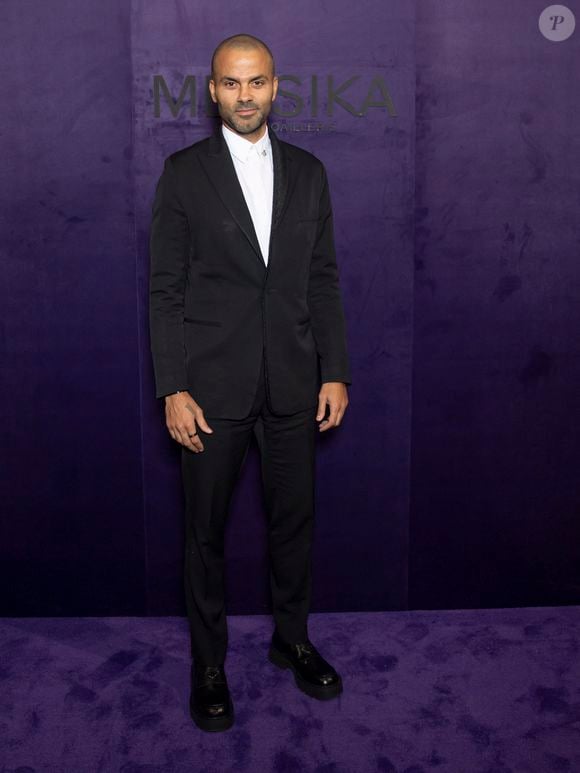 Le basketteur a choisi de répondre avec humour pour désamorcer ces préjugés.

Tony Parker au photocall du défilé Messika Collection Femme Prêt-à-Porter Printemps/Eté 2026 lors de la Fashion Week de Paris (PFW), au Musée des Arts décoratifs, à Paris, France, le 13 octobre 2025. © Olivier Borde/Bestimage