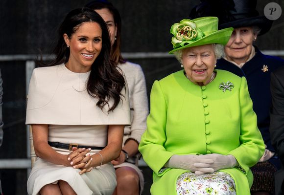 "Meghan était au château pour goûter certains plats et a dit à l'un des traiteurs qu'elle pouvait sentir la présence d'œufs, elle s’est énervée en disant que le plat était censé être végétalien et macrobiotique", apprend-on. En ayant eu vent, la reine Elizabeth II serait alors intervenue !

Meghan Markle, duchesse de Sussex, effectue son premier déplacement officiel avec la reine Elisabeth II d'Angleterre, lors de la visite du Catalyst Museum à Widnes. Le 14 juin 2018. (AGENCE / BESTIMAGE).