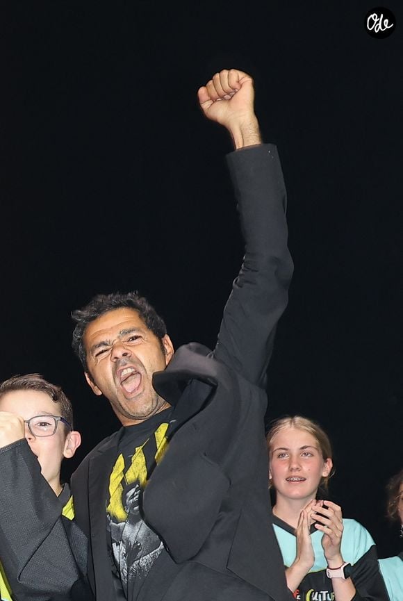 Eh oui, il s'agit de Jamel Debbouze

Exclusif - Jamel Debbouze (parrain du parrain du Trophée d'Impro Culture & Diversité) remet le 1er prix du trophée d'Impro Culture et Diversité 2023 - Finale Nationale du Trophée d'Impro Culture et Diversité 2023 à l'Odéon Théâtre de l'Europe de Paris, France, le 20 juin 2023. © Coadic Guirec/Bestimage