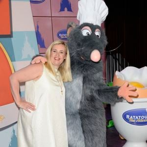 Hélène Darroze et ses filles Charlotte et Quiterie lors de la présentation en avant-première de la nouvelle attraction "Ratatouille : L'aventure totalement toquée" à Disneyland Paris à Marne-la-Vallée, le 21 juin 2014. Crédit Coadic Guirec / Bestimage