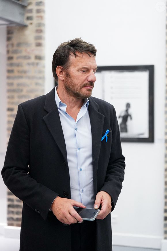 Il affirme ne pas réussir à être heureux à Paris.

Samuel Le Bihan - Vernissage de l'Exposition « 11 »consacrée au photographe et réalisateur Richard Aujard sur l'Île Saint-Louis le 9 octobre 2025. © Anne-Sophie Guebey / Bestimage
