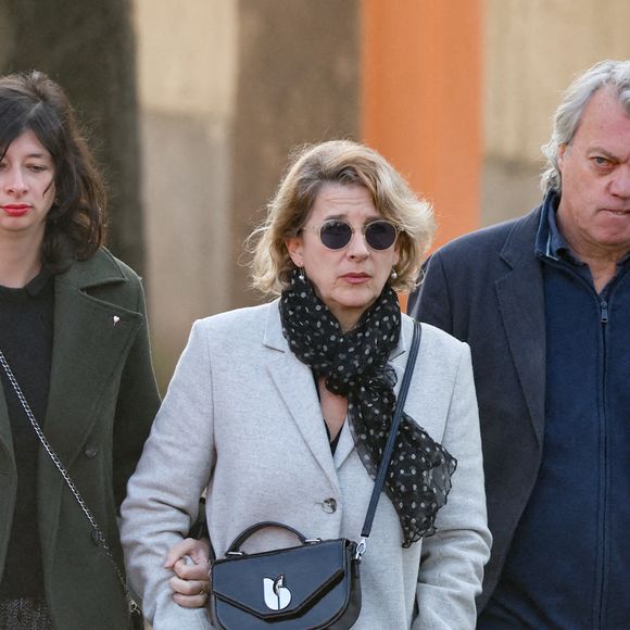 Isabelle Gélinas et son compagnon Eric Viellard - Arrivées aux obsèques de Bruno Salomone en l'église Sainte-Anne de Polangis de Joinville-le-Pont (Val-de-Marne) le 23 mars 2026. © Cyril Moreau - Dominique Jacovides / Bestimage
