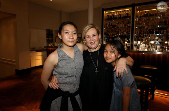 Hélène Darroze et ses filles Charlotte et Quiterie ont suivi la finale de l'émission "Top Chef" depuis son restaurant La Joia à Paris, où elle avait installé une télévision. Le 9 juin 2021. Crédit Dominique Jacovides / Bestimage