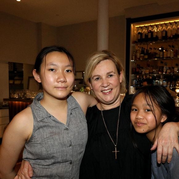 Hélène Darroze et ses filles Charlotte et Quiterie ont suivi la finale de l'émission "Top Chef" depuis son restaurant La Joia à Paris, où elle avait installé une télévision. Le 9 juin 2021. Crédit Dominique Jacovides / Bestimage