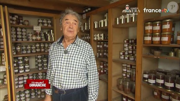 Pierre Perret dans sa maison de Nangis, en Seine-et-Marne, son havre de paix avec piscine. Les images ont été diffusés dans "Vivement dimanche" sur France 3, le 16 novembre 2025.

Photo : Capture d'écran / France 3