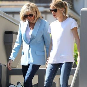 La première dame Brigitte Macron (Trogneux) et sa fille Tiphaine Auzière vont voter à la mairie du Touquet pour le second tour des législatives, au Touquet le 18 juin 2017. © Sébastien Valiela-Dominique Jacovides/Bestimage
