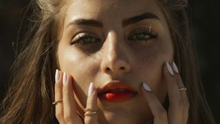 Cette couleur de vernis ultra tendance sublime le bronzage comme aucune autre en été