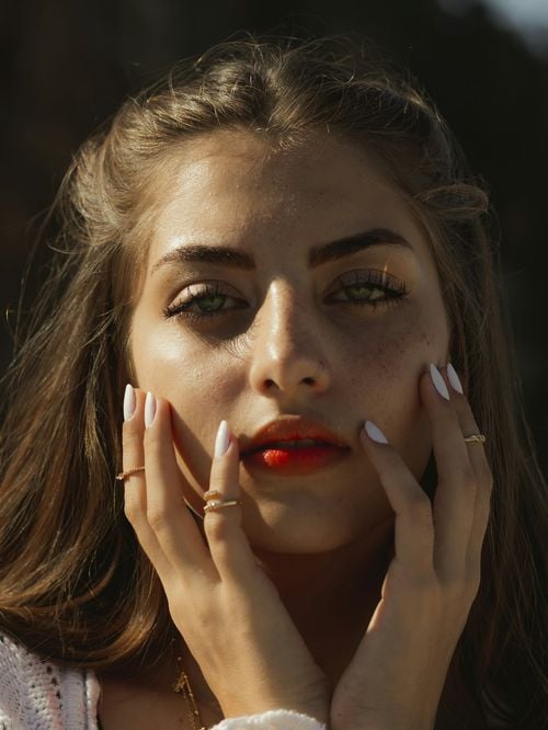 Cette couleur de vernis ultra tendance sublime le bronzage comme aucune autre en été
