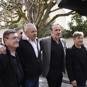 James Huth, réalisateur du film "Brice de Nice" , Manu Joucla, Eric Collado, Jean Dujardin, Eric Massot - Sorties des obsèques de Bruno Salomone en l'église Sainte-Anne de Polangis de Joinville-le-Pont (Val-de-Marne) le 23 mars 2026. © Cyril Moreau - Dominique Jacovides / Bestimage