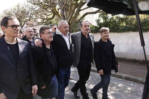 James Huth, réalisateur du film "Brice de Nice" , Manu Joucla, Eric Collado, Jean Dujardin, Eric Massot - Sorties des obsèques de Bruno Salomone en l'église Sainte-Anne de Polangis de Joinville-le-Pont (Val-de-Marne) le 23 mars 2026. © Cyril Moreau - Dominique Jacovides / Bestimage