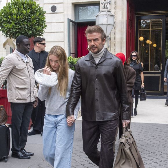 C'est son mari David Beckham qui avait vendu la mèche.

Le 29 September 2024, David Beckham et sa fille Harper, quittent leur hôtel à Paris. GOFF INF / BESTIMAGE
