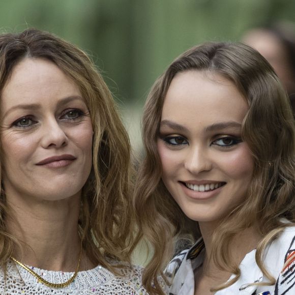 Vanessa Paradis et sa fille Lily-Rose Depp - Les célébrités au photocall du défilé "Chanel Cruise Collection 2020" au Grand Palais. Paris, le 3 mai 2019.
© Olivier Borde/Bestimage